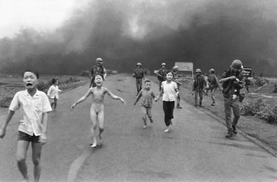 The horrifying scene of war captured by a photographer: the children in Vietnam running down the road after the napalm bomb hit their village. 